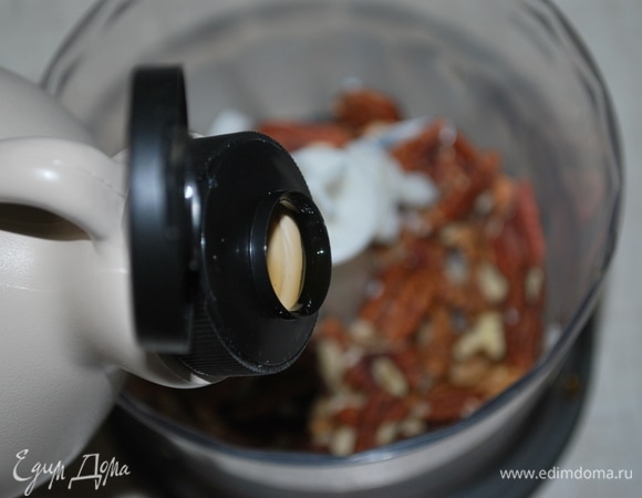 С помощью блендера объедините орехи, кленовый сироп и сливочное масло.