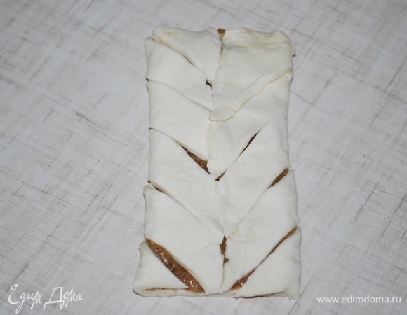 Накройте начинку сверху полосками теста. Если хотите, чтобы тесто не расходилось в середине, защипните или прижмите хорошо края теста. Я тесто сделала внахлест, оно при выпечке разошлось. Выпекайте в разогретой духовке при 180°C примерно 15–20 минут.