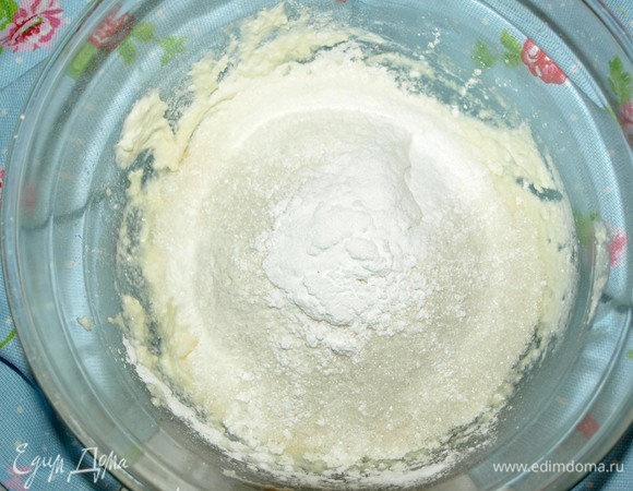 Добавить 100 г муки, разрыхлитель, ванильный порошок, соль. Хорошо перемешать.
