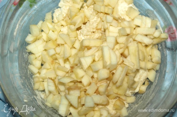 Яблоки очистить, мелко нарезать. В ингредиентах указан вес очищенных яблок. Соединить с тестом. Добавить остальную муку и замесить мягкое тесто. Тесто будет немного липнуть к рукам.