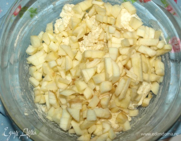 Яблоки очистить, мелко нарезать. В ингредиентах указан вес очищенных яблок. Соединить с тестом. Добавить остальную муку и замесить мягкое тесто. Тесто будет немного липнуть к рукам.