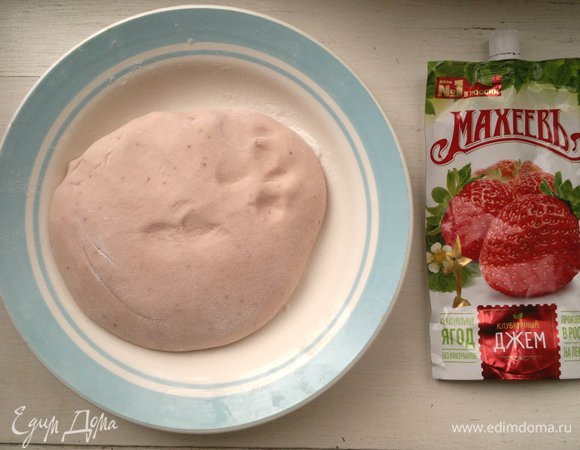 Добавить остальные сливки, тщательно вымешивая конфетную массу. Сливок может потребоваться больше или меньше. Это зависит от влажности и других качеств.