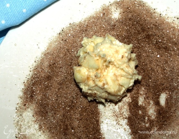 В тарелку насыпаем сахар, добавляем корицу. Перемешать. В сахар выкладываем ложкой тесто.
