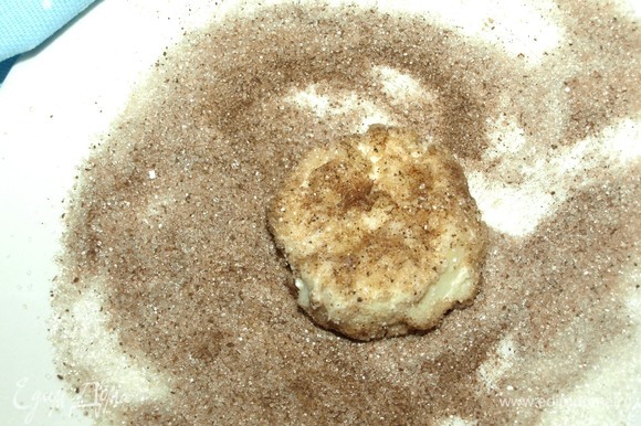 И формируем печенье, обваливая его в сахаре с корицей.
