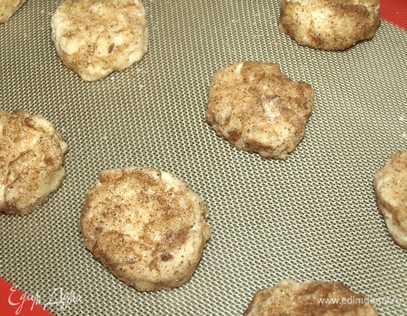 Кладем на противень, застеленный ковриком для выпечки или пекарской бумагой. Отправляем в заранее разогретую до 180°C духовку.