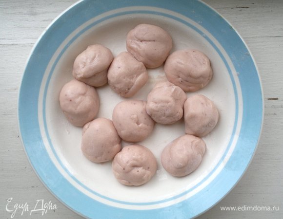 Разделить конфетную массу на шарики весом примерно 30–32 г. Поставить в холодильник на полчаса. У меня получилось 17 шариков.