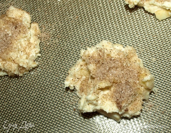 Печенье можно просто выложить ложкой на коврик для выпечки и сверху посыпать сахаром с корицей.