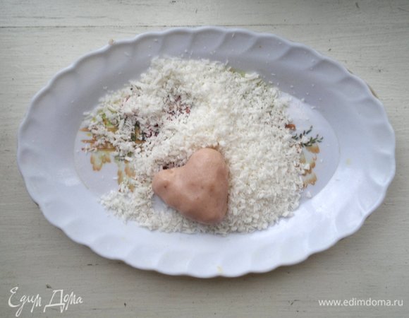 Достать шарики из холодильника. Из каждого шарика сформовать сердечко, обвалять в кокосовой стружке. Можно взять розовую, но у меня на тот момент не оказалось.