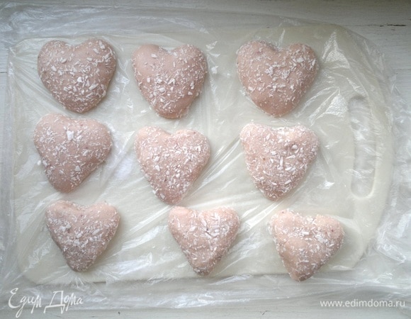 Доску застелить пленкой, посыпать сухими сливками (или рисовой мукой). Выложить конфеты и поставить в холодильник еще на 30–40 минут.