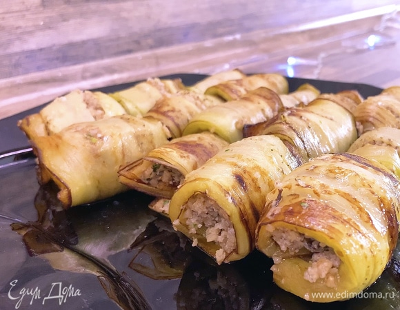 Выкладываем начинку вдоль всей пластинки и скручиваем в рулетик. Готово! Подавать с любовью. Приятного аппетита!