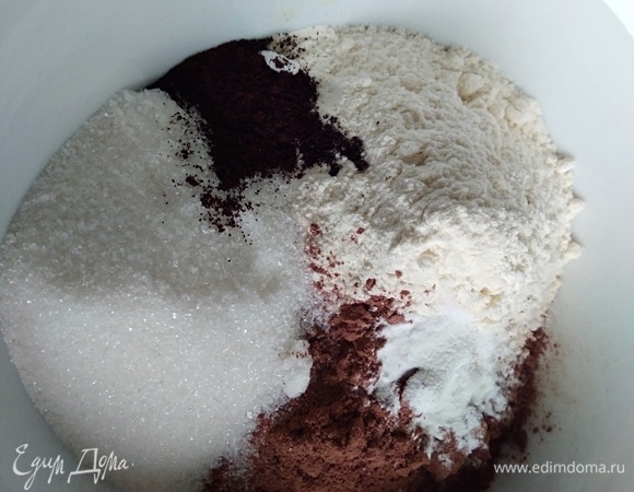 Отдельно смешать сухие ингредиенты: сахар, какао, муку, кофе, соду и разрыхлитель. Перемешать. Можно взять 50 г коричневого сахара и 50 г обычного — так советует автор.