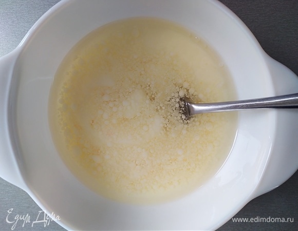В другой миске смешать жидкие ингредиенты: яйцо, масло и кефир. Перемешать до однородности.