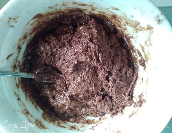 Постепенно влить жидкую часть в сухую и перемешать до соединения.