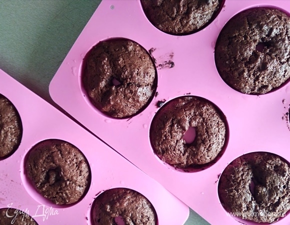 Духовку разогреть до 180°C. Выпекать пончики около 13 минут. Остудить немного в форме, потом достать и остудить полностью на решетке.