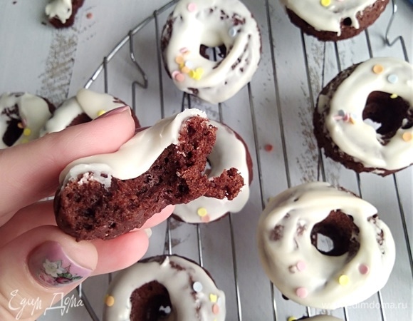 Какие они ароматные, шоколадно-кофейные! Сами пончики, кстати, и без глазури очень хороши.