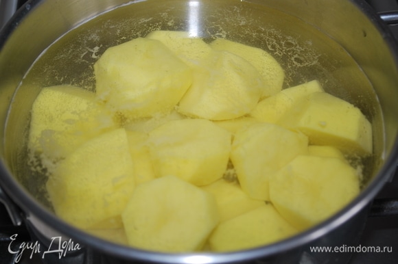 Я тесто делаю на картофельном отваре. Поставьте вариться картофель, после закипания посолите воду.