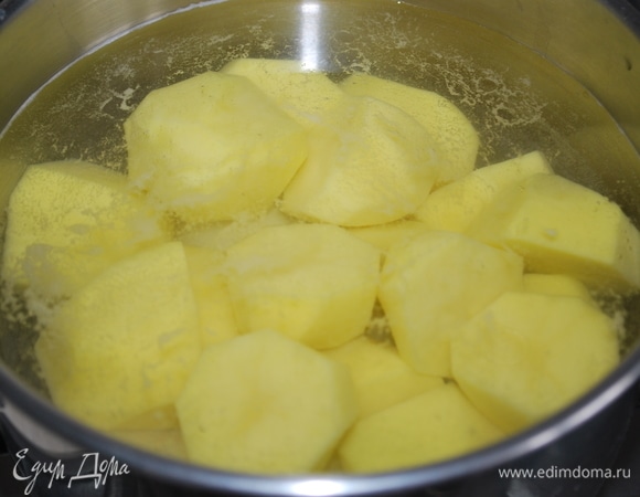 Я тесто делаю на картофельном отваре. Поставьте вариться картофель, после закипания посолите воду.