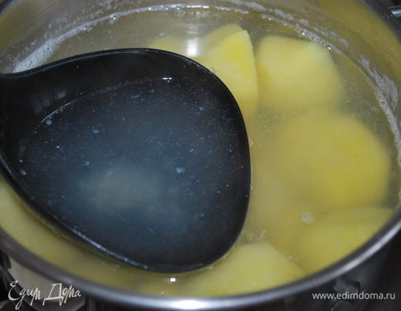 Картофель сварился. Горячий соленый картофельный отвар налейте в чашку, добавьте растительное масло.