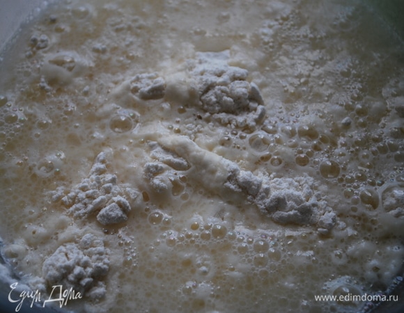 И добавьте в муку. Вымесите тесто.