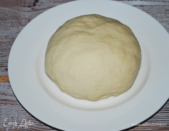 Тесто получается мягкое, с ним очень хорошо работать, и оно не липнет к рукам. Закройте его пленкой или полотенцем, пусть оно отдохнет 20–30 минут.