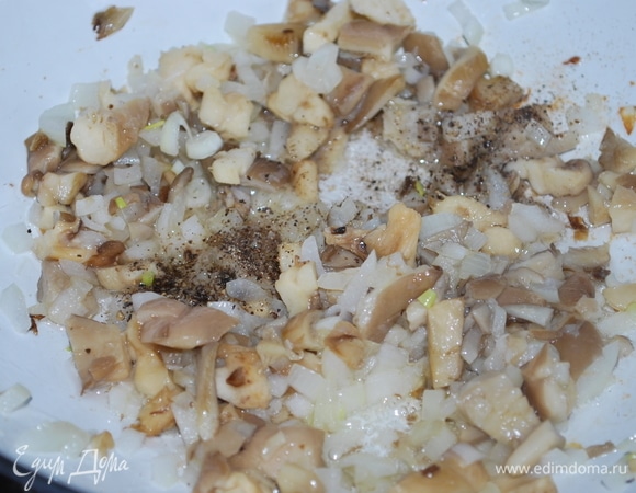 Сделайте начинку для вареников по своему вкусу. Я обжарила грибы с луком.