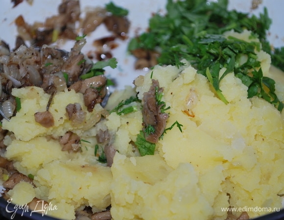 К грибам добавила картофельное пюре и свежую зелень. Добавила свежемолотый черный перец.