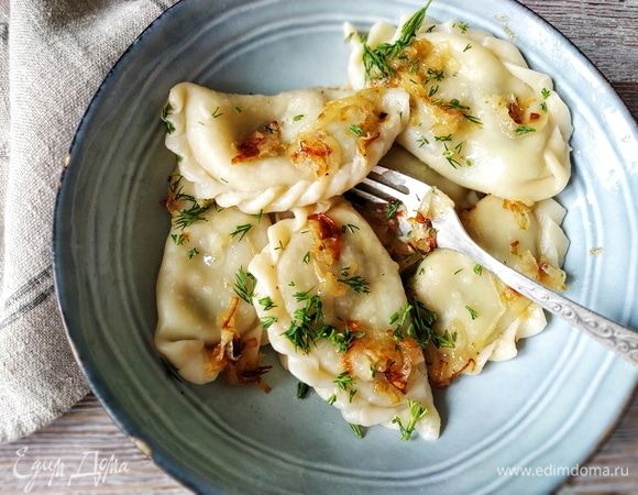 Я обжарила лук на растительном масле и сверху полила вареники. Приятного аппетита.