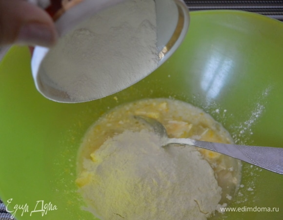Для приготовления теста смешать муку, сахар, маргарин, яйцо, сметану, соль, разрыхлитель.