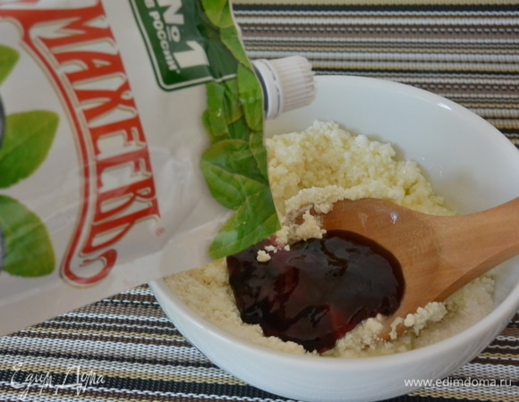 Для начинки смешать творог (150 г), 1 ст. л. сахара, 1 ст. л. муки, 1 ст. л. яичного белка, 4 ст. л. черничного джема ТМ «Махеев».