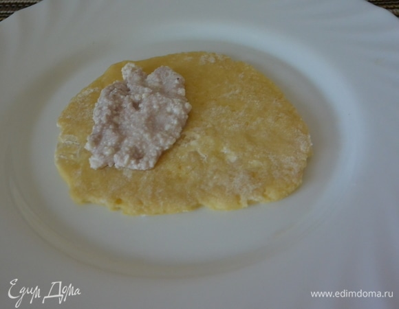 Раскатать из теста круг, положить начинку и сформировать сочень.