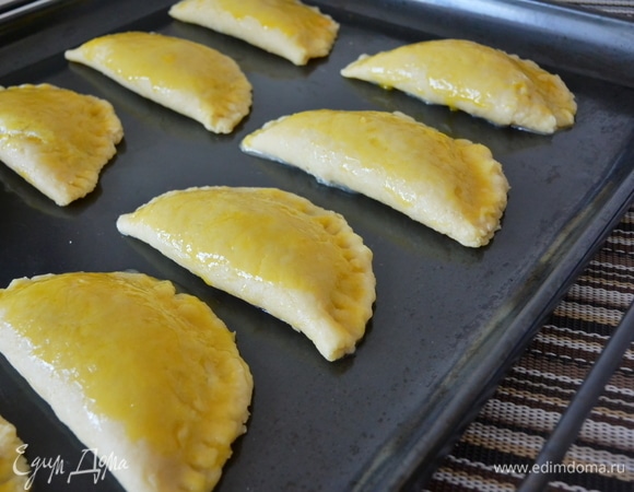 Уложить на противень и смазать желтком. Выпекать в разогретой духовке при 200°C 35–45 минут.