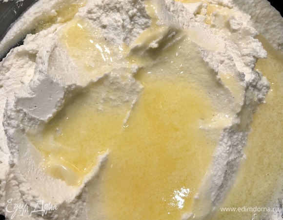 Растопить масло (50 г), дать немного остыть, ввести в творожную массу и поставить в холодильник минут на 30.