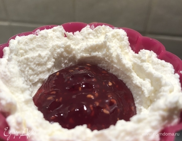 Далее распределить по формочкам, сделав углубление для джема.