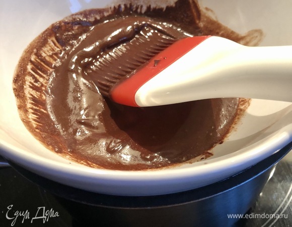 На водяной бане растопить шоколад (у меня горький) и 40 г сливочного масла.