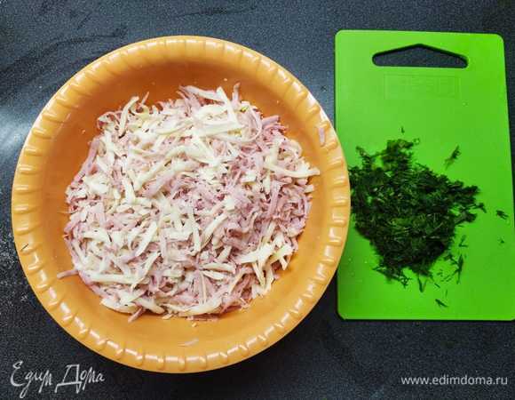 Для начинки натереть сыр и ветчину на крупной терке, добавить сметану, перец и измельченный укроп, все перемешать.