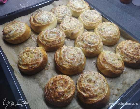 Разогреть духовку до 180°C. Выпекать булочки 30–35 минут.
