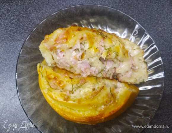 Так булочка выглядит в разрезе. Сверху можно полить острым соусом, например, соусом шрирача. Получилось очень вкусно) Приятного аппетита!