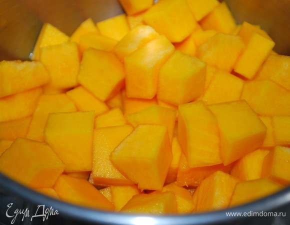 Тыкву нарежьте маленькими кусочками и протушите с несколькими ложками воды до мягкости.