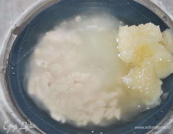 В теплой воде раскрошите дрожжи, добавьте мед, соль и растительное масло. Все перемешайте.