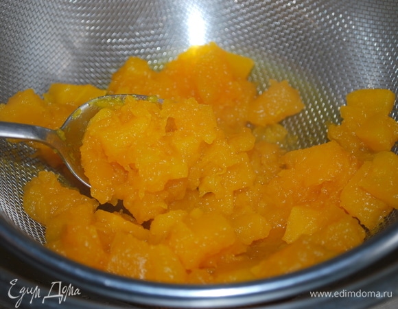 Теплое пюре протрите через сито.