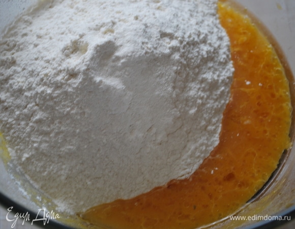 Добавьте растительное масло и теплое пюре к воде с дрожжами с медом. Все хорошо перемешайте и добавьте частями муку.