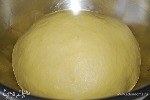 Вымесите тесто в течение 6–7 минут, тесто получается мягкое, к рукам не липнет. Накройте его пищевой пленкой и уберите на час подниматься.