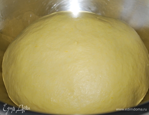 Вымесите тесто в течение 6–7 минут, тесто получается мягкое, к рукам не липнет. Накройте его пищевой пленкой и уберите на час подниматься.