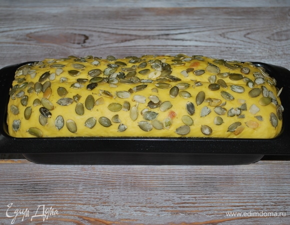 Тесто хорошо поднялось. Выпекайте при 180°C 15 минут, убавьте температуру до 170°C и допеките хлеб еще в течение 20–25 минут до готовности.