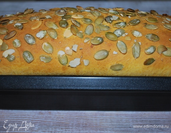 Готовый хлеб достаньте из формы и дайте ему остыть.