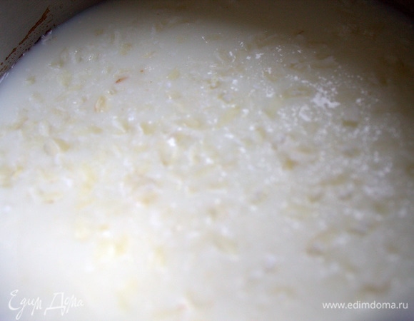 Залить их молоком (сливками) с водой и поставить на огонь.