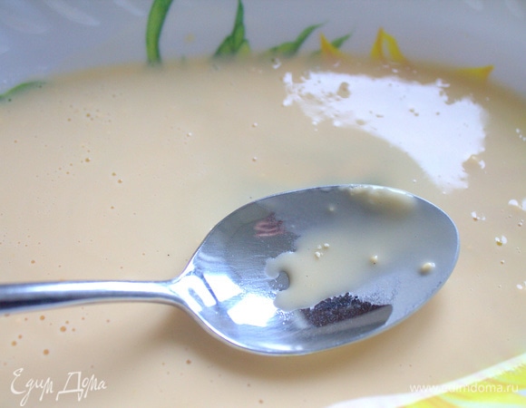 Развести крахмал с желтком.