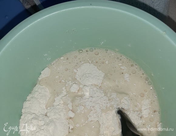 Когда появится пенка, влить опару в муку, добавить соль, 1 ст. л. сахара, разрыхлитель, 1 ст. л. растительного масла, воду. Замесить густое тесто.