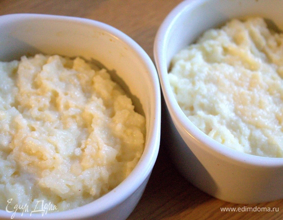 Разделить по керамическим формочкам. Диаметр — 11 см.