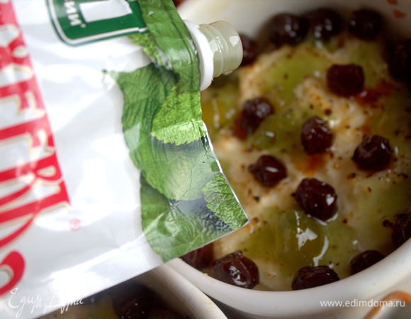 Полить джемом ТМ «МахеевЪ» (у меня со вкусом киви и мяты).